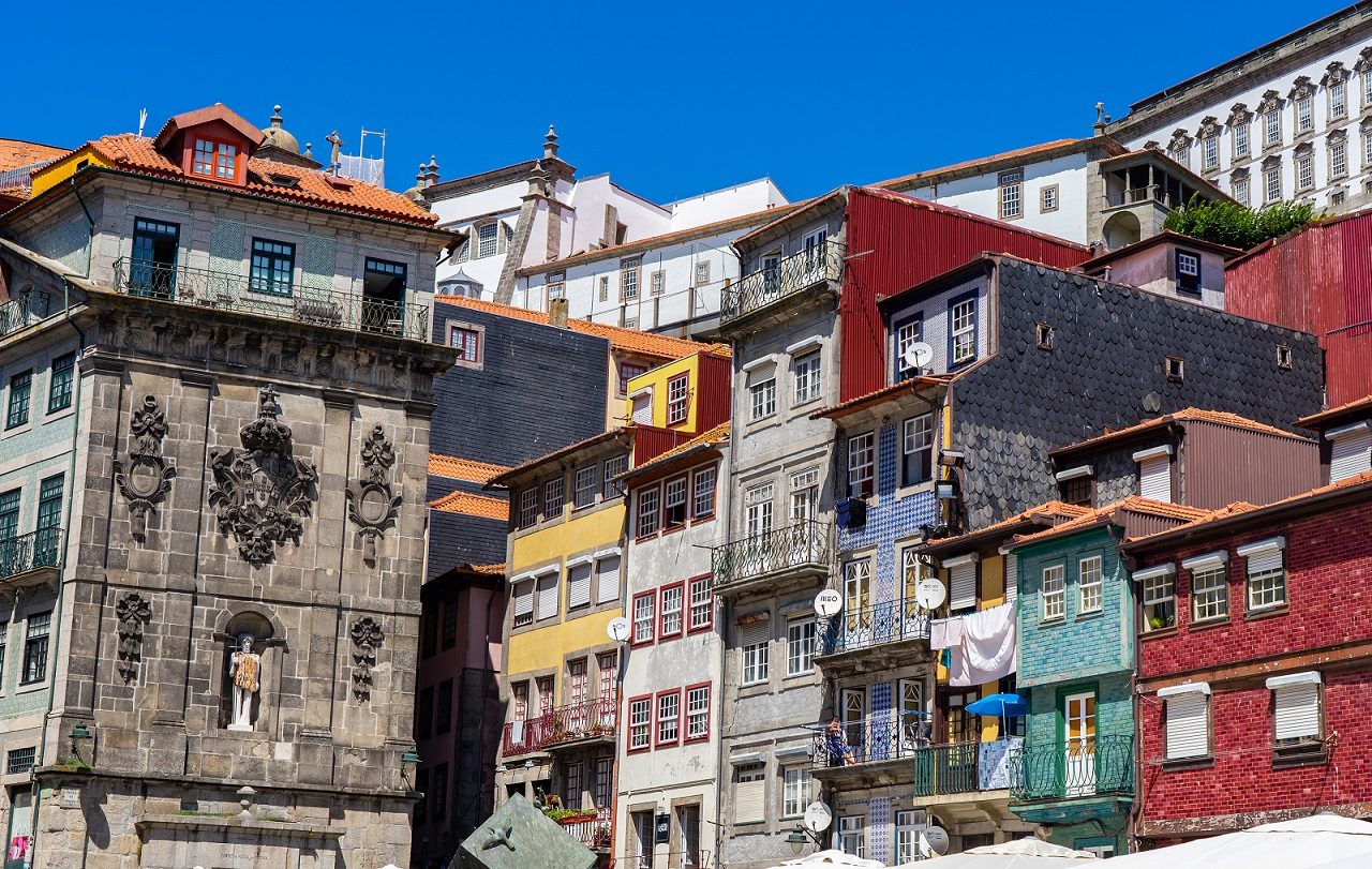 Kleurrijke-gevels-aan-Cais-do-Ribeira-Porto