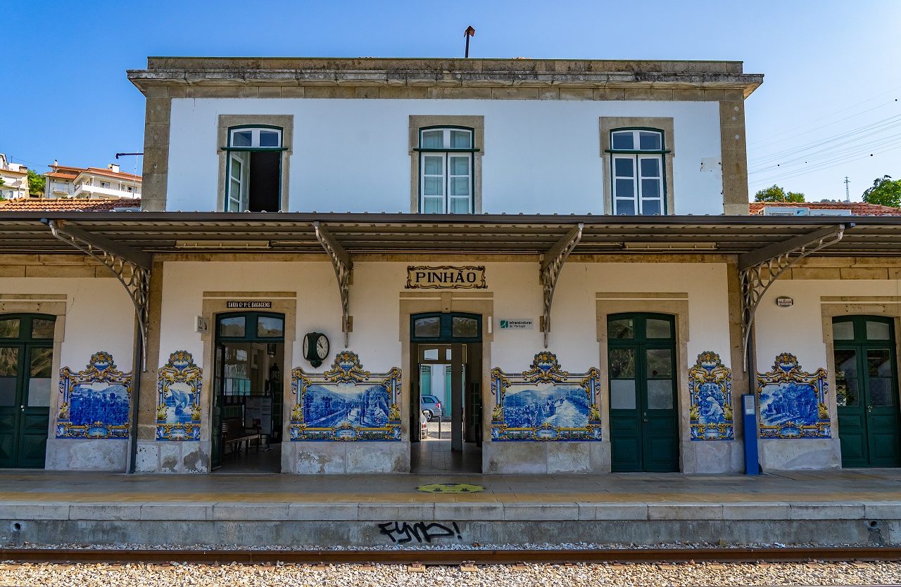 Treinstation-Pinhao-in-Douro-vallei