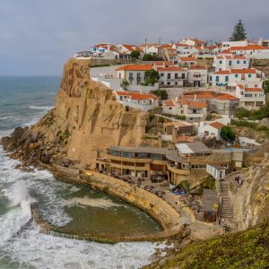 Uitzicht-vanaf-parkeerplaats-op-Azenhas-do-Mar-Portugal