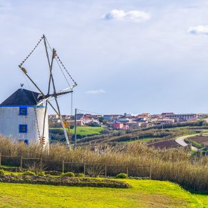 oude-windmolen-tijdens-rondreis-Portugal-met-auto