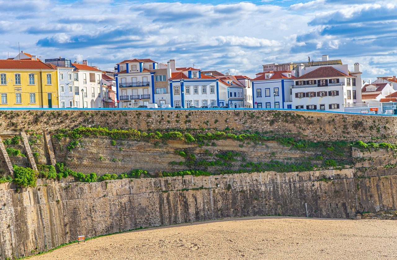 Strand-in-centrum-Ericeira-Portugal