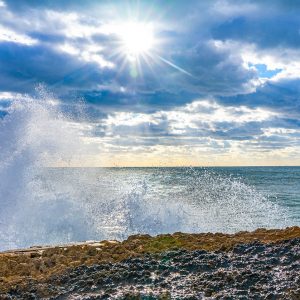 Water-tegen-rotsen-met-zon-Surfen-Portugal