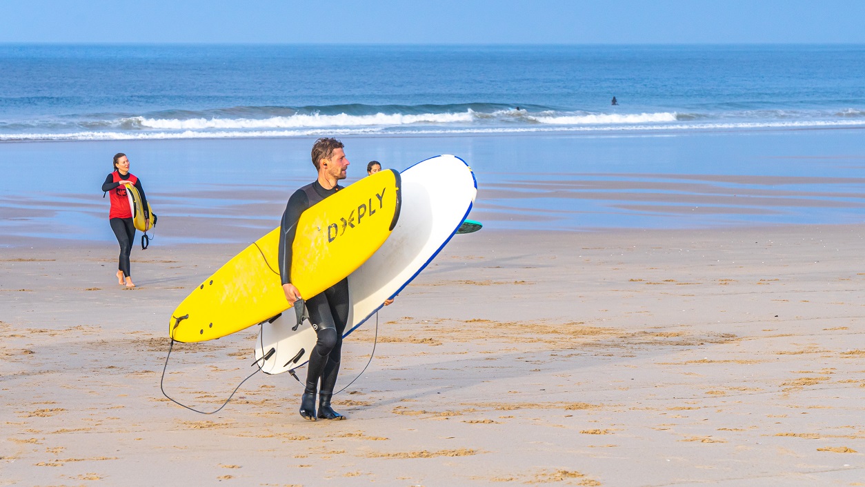Surfleraar-met-boards-Costa-da-Caparica