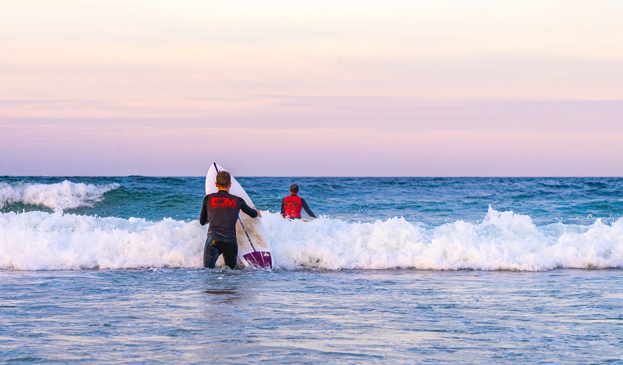 Surfers-in-het-water-surfen-Portugal