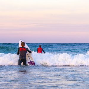 Surfers-in-het-water-surfen-Portugal