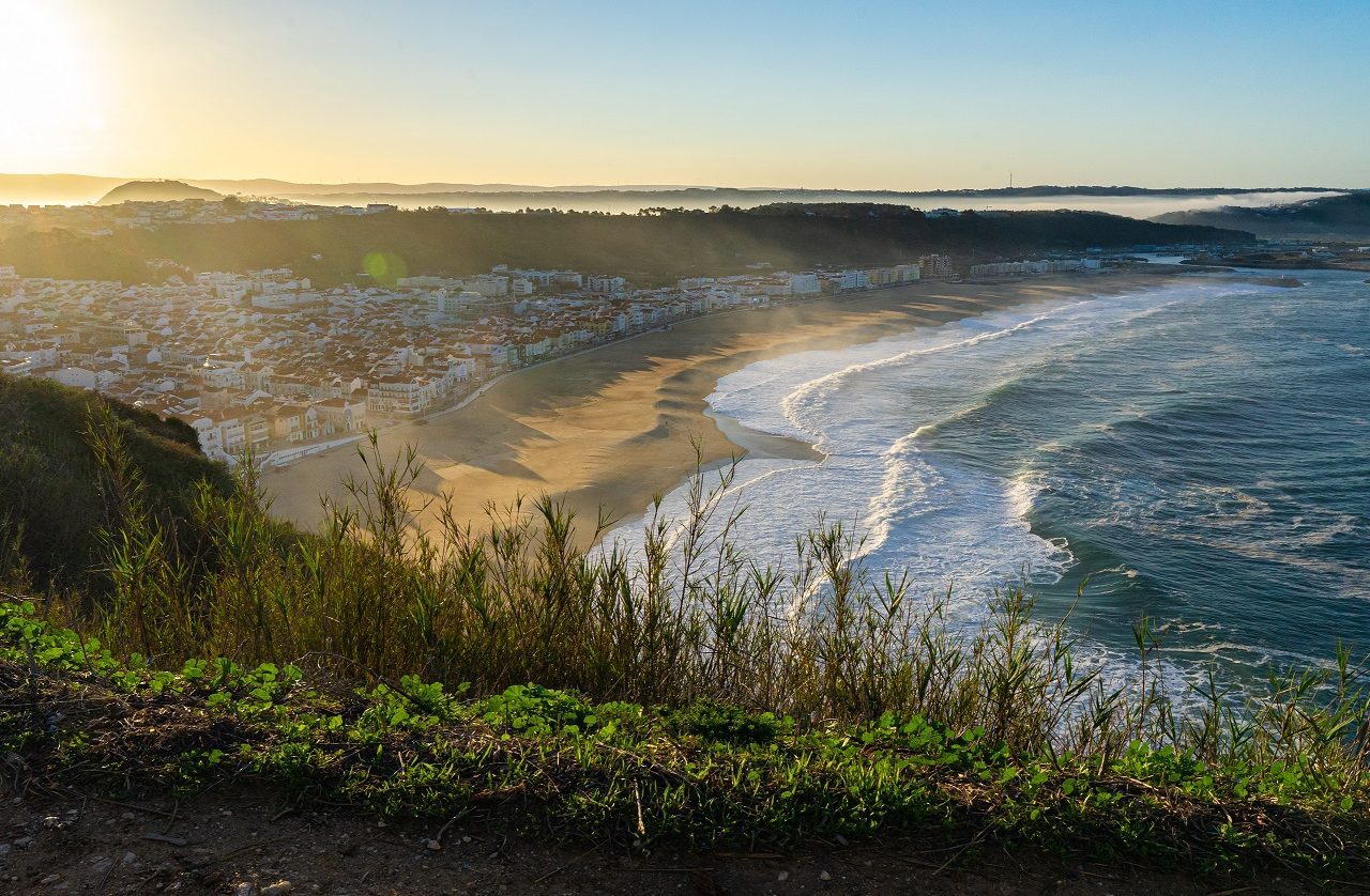 Nazare-Portugal-tijdens-zonsopkomst