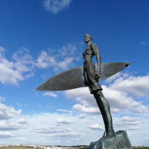 Surfers-standbeeld-Ericeira-Portugal