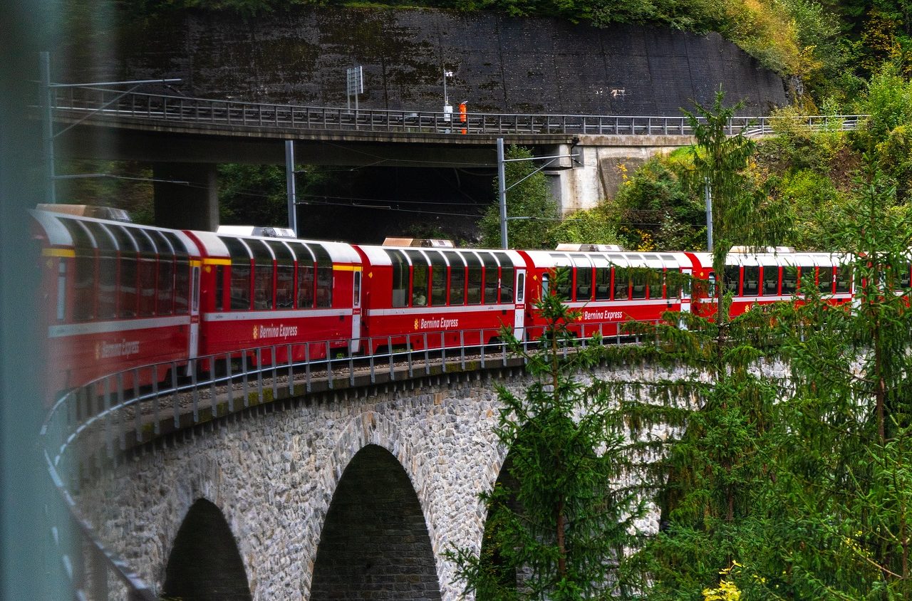 Bernina-Express-trein-over-brug