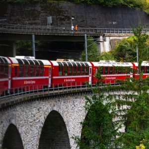 Bernina-Express-trein-over-brug