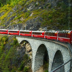 Bernina-Express-trein-over-brug