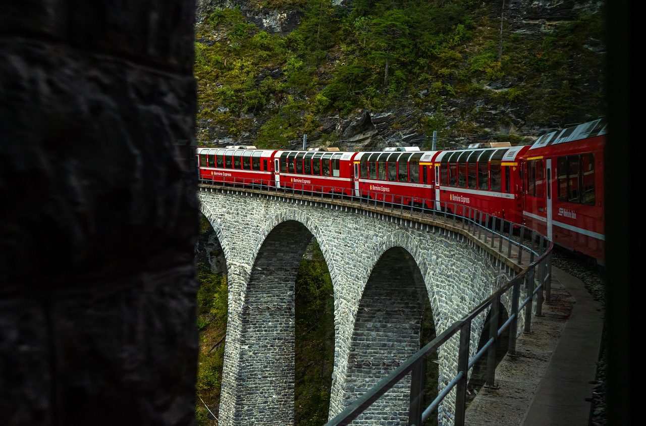 Bernina-Express-trein-over-brug
