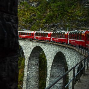 Bernina-Express-trein-over-brug
