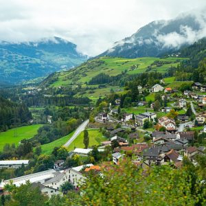 Uitzicht-over-vallei-tijdens-treinrit-Bernina-Express