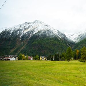 Weide-met-besneeuwde-bergtoppen-St-Moritz
