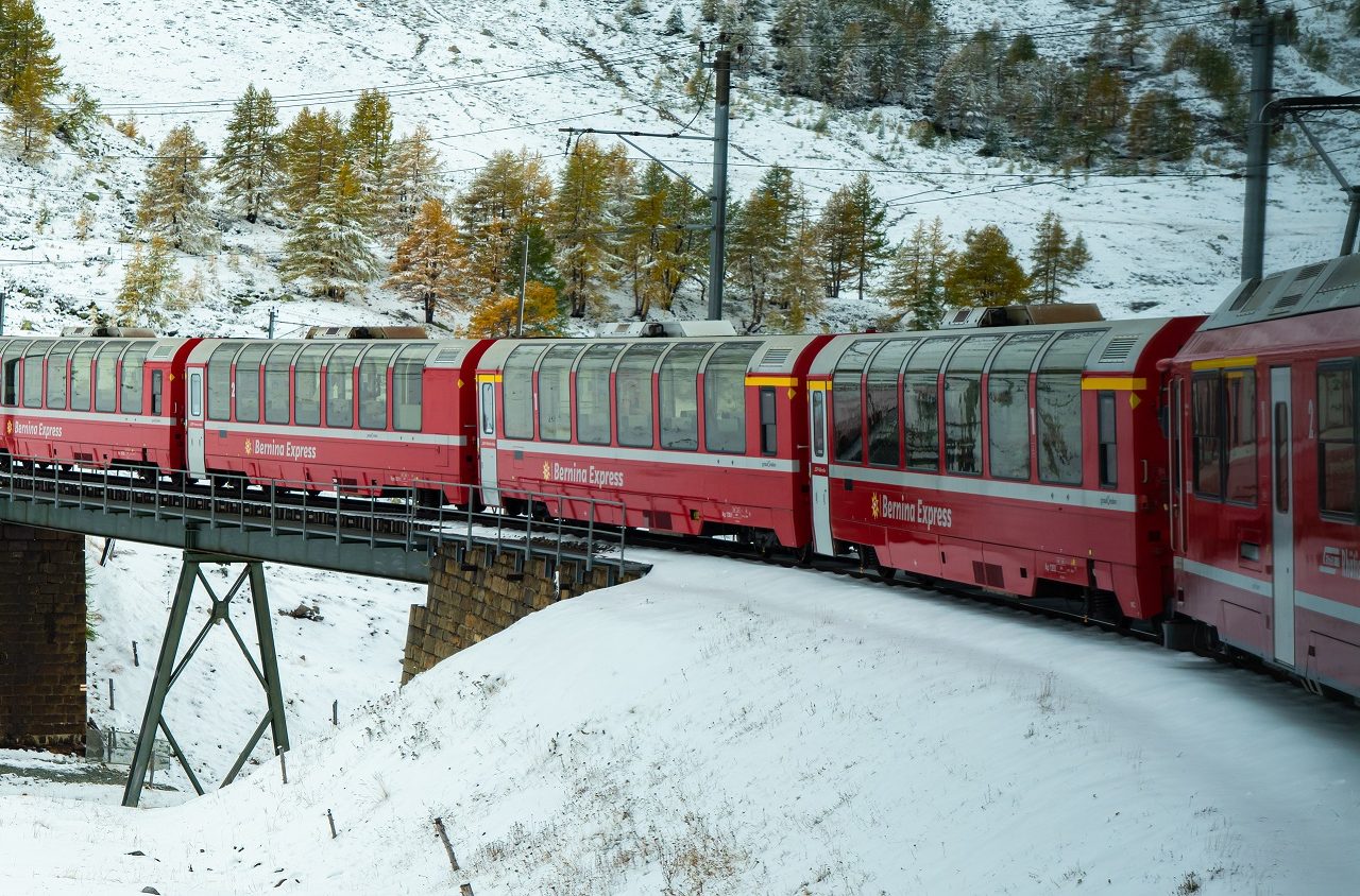 Trein-Bernina-Express-door-de-sneeuw