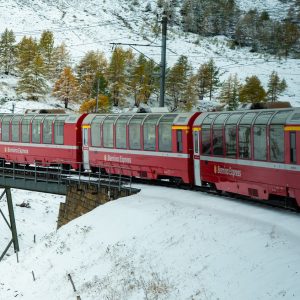 Trein-Bernina-Express-door-de-sneeuw