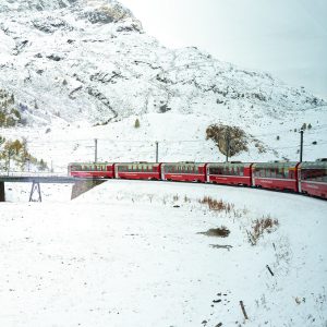 Trein-Bernina-Express-door-de-sneeuw