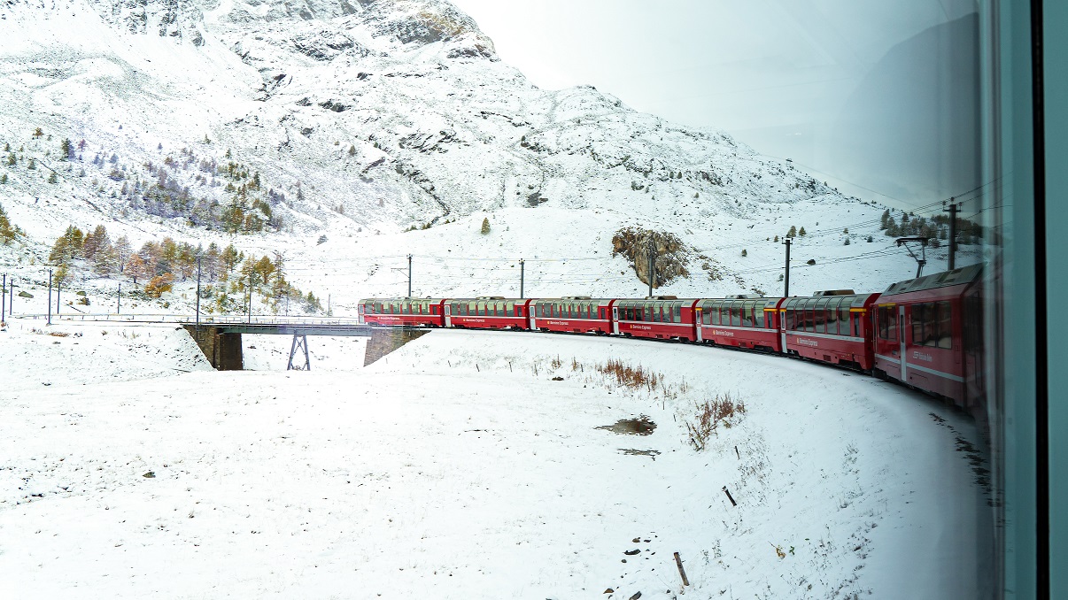 Trein-Bernina-Express-door-de-sneeuw