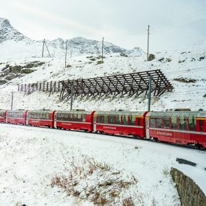 Trein-Bernina-Express-door-de-sneeuw