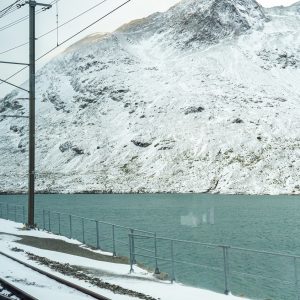 Bergmeer-met-bergen-en-sneeuw-tijdens-Bernina-Express