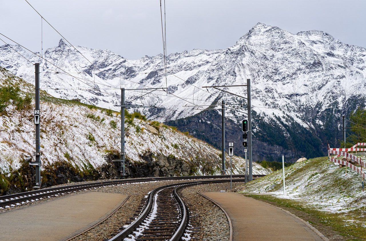 Spoorweg-Bernina-Express-met-bergen-achtergrond