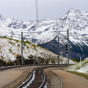 Spoorweg-Bernina-Express-met-bergen-achtergrond