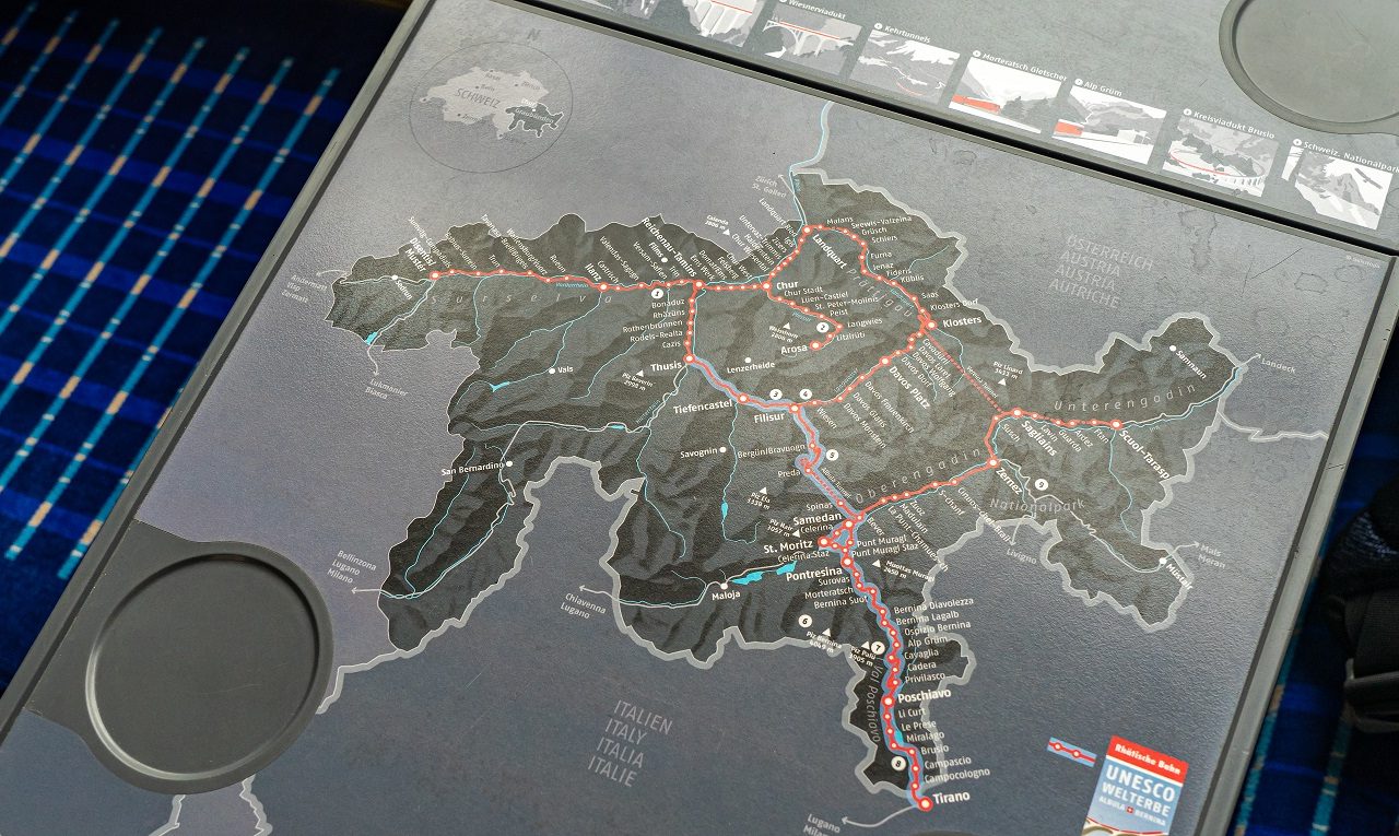 Route-op-tafel-geprint-Bernina-Express-treinroutes