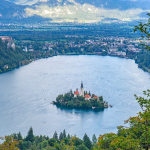 Uitzichtpunt-over-meer-van-Bled-en-omgeving