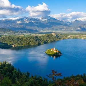 Uitzichtpunt-over-meer-van-Bled-en-omgeving