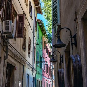 straatje-met-gekleurde-huizen-koper-slovenie