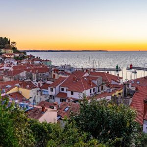 Zonsondergang-Piran-kust-van-Slovenie
