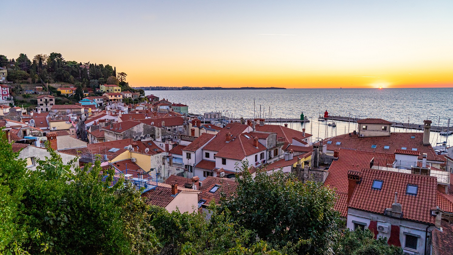 Zonsondergang-Piran-kust-van-Slovenie