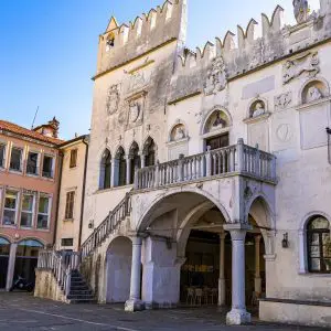Gebouw-op-centraal-plein-koper-slovenie