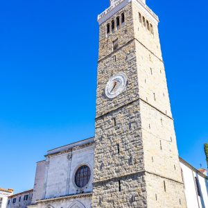 kerktoren-op-centraal-plein-koper-slovenie