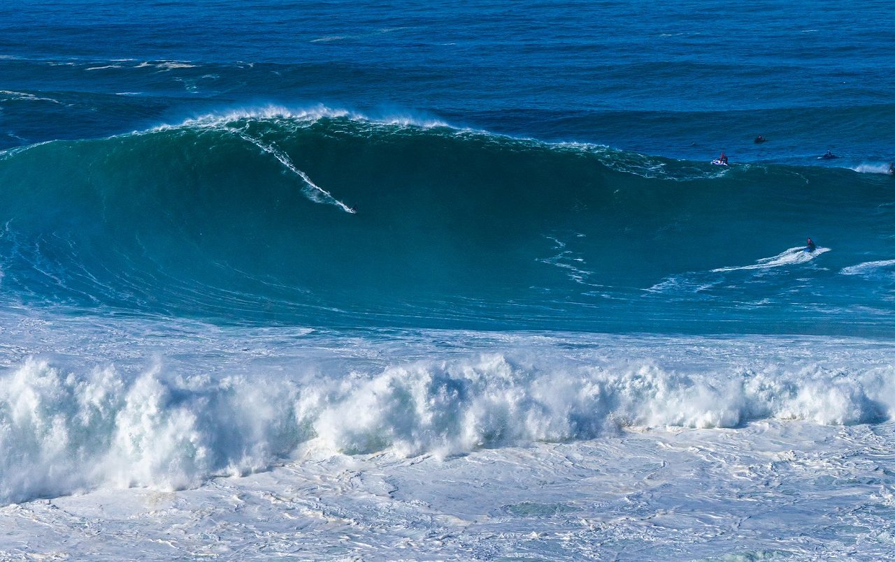surfers-hoge-golven-Nazare-Portugal