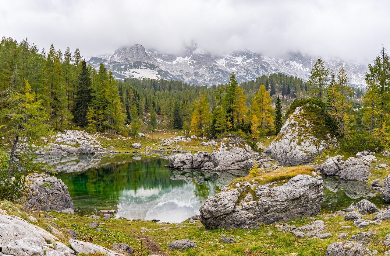 7-Lakes-Valley-in-bergen-Triglav-Slovenie