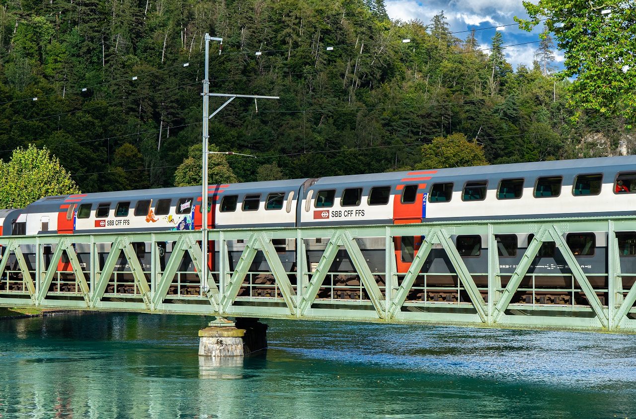 Trein-over-brug-in-Interlaken-Zwitserland