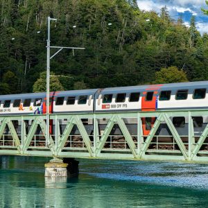 Trein-over-brug-in-Interlaken-Zwitserland