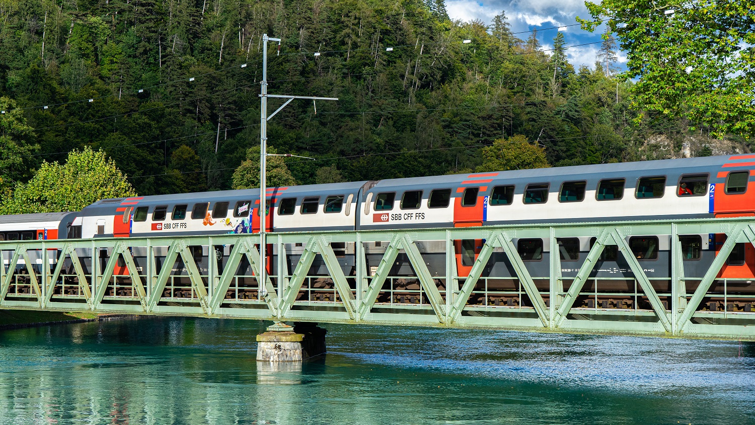Trein-over-brug-in-Interlaken-Zwitserland