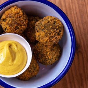 veganistische-bitterballen-tijdens-vegan-food-tour-utrecht