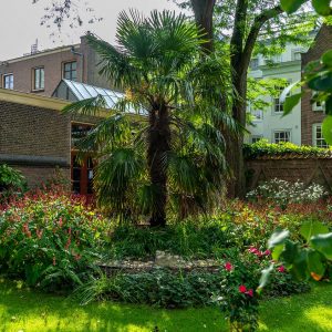 Hofje-in-binnenstad-van-Utrecht-tijdens-vegan-food-touro