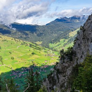 Uitzicht-over-vallei-tijdens-wandeling-Augstmatthorn