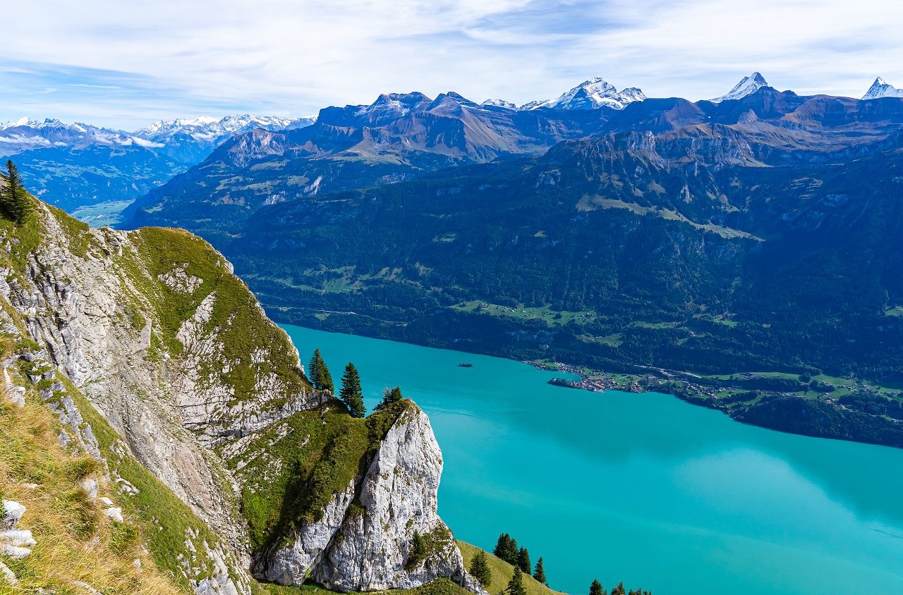 Uitzicht-op-turquoise-Brienzersee-Zwitserland