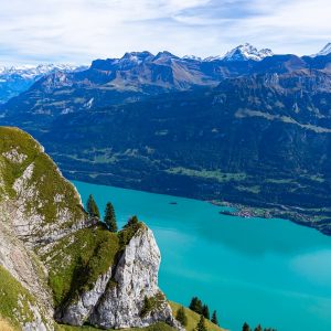 Uitzicht-op-turquoise-Brienzersee-Zwitserland