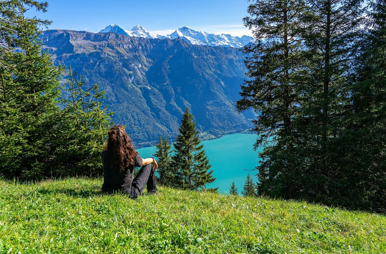 Jessica-zittend-in-het-gras-met-uitzicht-op-Brienzersee