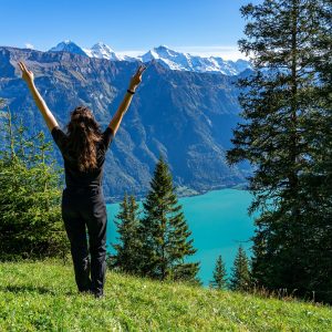 Jessica-met-uitzicht-over-Brienzersee