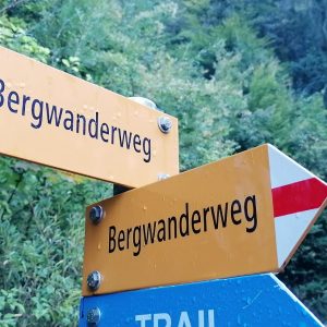 Bordjes-Bergwanderweg-naar-Harder-Kulm-Zwitserland