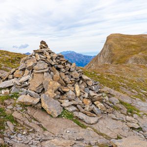 toren-van-steentjes-tijdens-bergwandeling