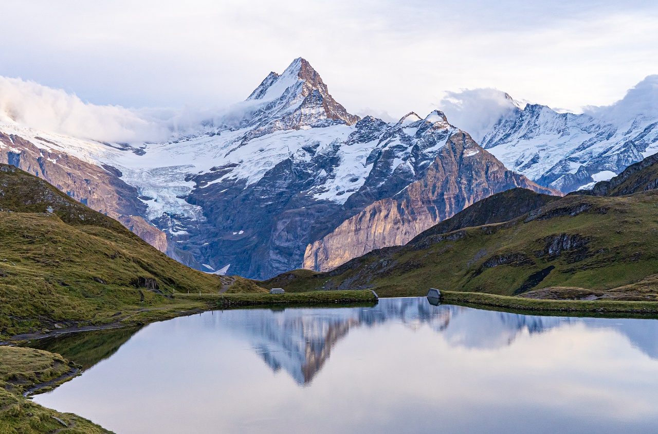 Berg-met-reflectie-in-bergmeer-tijdens-zonsondergang-Bergalpsee