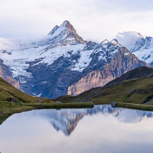 Berg-met-reflectie-in-bergmeer-tijdens-zonsondergang-Bergalpsee